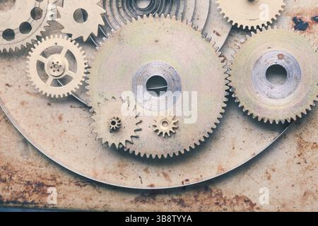 Steampunk-Hintergrund von mechanischen Uhren Details über alte Metall Hintergrund. Im Inneren der Uhr, Zahnräder Stockfoto