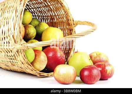 Apfel im Korb, Streuung auf weißem Hintergrund Stockfoto
