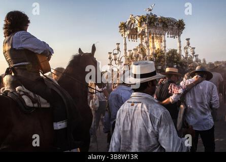 21. Mai 2015, El Rocio, Huelva, Spanien: Jedes Jahr versammeln sich die Gläubigen zur Pilgerfahrt nach El Rocio von Sanlucar de Barrameda zum Dorf El Rocio durch den Nationalpark DoÃ±ana (Foto: © Baciu Cristian/ZUMA Press Wire) Stockfoto