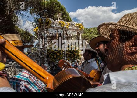 21. Mai 2015, El Rocio, Huelva, Spanien: Jedes Jahr versammeln sich die Gläubigen zur Pilgerfahrt nach El Rocio von Sanlucar de Barrameda zum Dorf El Rocio durch den Nationalpark DoÃ±ana (Foto: © Baciu Cristian/ZUMA Press Wire) Stockfoto