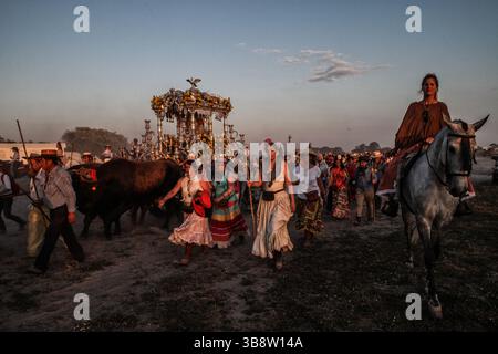 21. Mai 2015, El Rocio, Huelva, Spanien: Jedes Jahr versammeln sich die Gläubigen zur Pilgerfahrt nach El Rocio von Sanlucar de Barrameda zum Dorf El Rocio durch den Nationalpark DoÃ±ana (Foto: © Baciu Cristian/ZUMA Press Wire) Stockfoto
