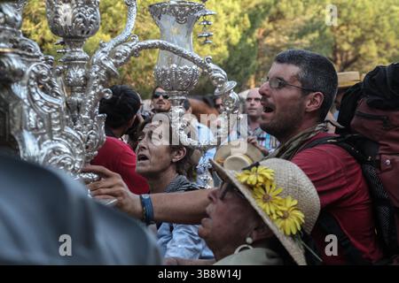 21. Mai 2015, El Rocio, Huelva, Spanien: Jedes Jahr versammeln sich die Gläubigen zur Pilgerfahrt nach El Rocio von Sanlucar de Barrameda zum Dorf El Rocio durch den Nationalpark DoÃ±ana (Foto: © Baciu Cristian/ZUMA Press Wire) Stockfoto