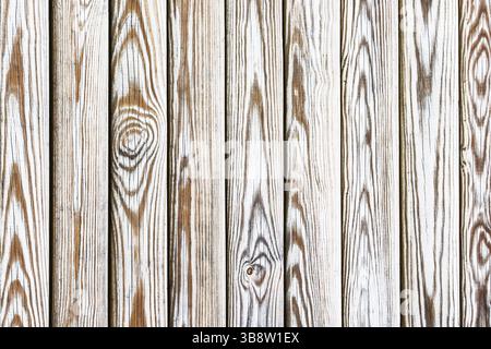 Hintergrund der weißen Holzdielen. Natürliche Holzstruktur. Vertikale Linien und Knoten. Rustikale Oberflächendetails. Veraltetes Materialmuster. Stockfoto