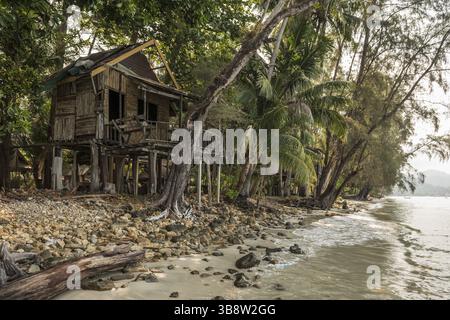 Malerischer Strand mit Kokospalmen und Hütten, Klong Prao Beach, Ko Chang, Koh Chang, Mu Ko Chang Nationalpark, trat, Thailand, Asien Stockfoto