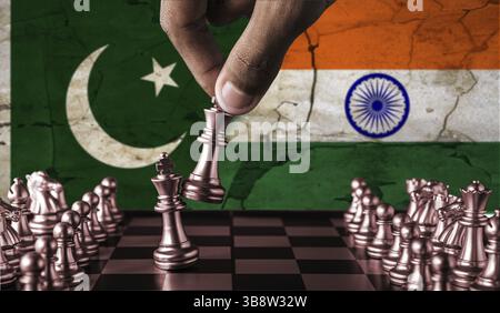 Indien gegen Pakistan Flaggenkonzept auf dem Schachbrett. Krieg zwischen Pakistan und Indien. Konflikt zwischen Pakistan und Indien auf Schachbrettstücken Stockfoto