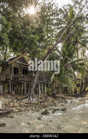 Malerischer Strand mit Kokospalmen und Hütten, Klong Prao Beach, Ko Chang, Koh Chang, Mu Ko Chang Nationalpark, trat, Thailand, Asien Stockfoto