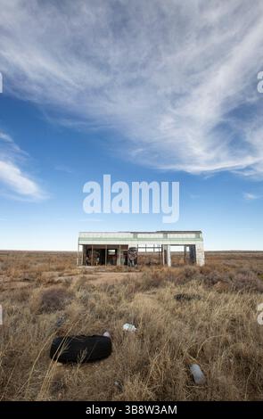 Februar 2024, Glen Rio, Texas, Usa: 9. Februar 2024. Graffiti bedecken eine verlassene Tankstelle im verlassenen Abschnitt der Interstate 40 in der Nähe von Glen Rio, Texas und der Grenze zu New Mexico. (Kreditbild: © Ralph Lauer/ZUMA Press Wire) Stockfoto