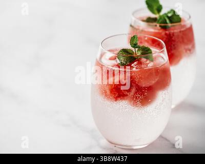 Wassermeloneneis mit Mineralwasser oder Soda im Glasbecher. Sommer Party Idee und Rezept, fügen Sie Farbe und Geschmack für Soda oder andere Getränke. Kopierbereich. Stockfoto