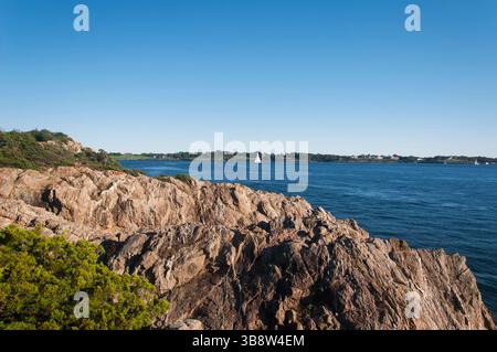 Die felsige Landschaft im Fort Wetherill State Park in Jamestown Rhode Island an sonnigen Tagen. Stockfoto