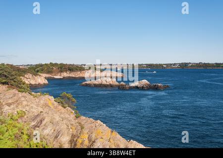 Die felsige Landschaft im Fort Wetherill State Park in Jamestown Rhode Island an sonnigen Tagen. Stockfoto