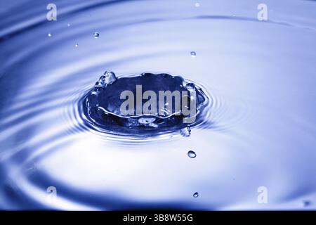 Blaues Wasser Tropfen Closeup, abstrakten Hintergrund für das Einfügen von Objekten incide Stockfoto