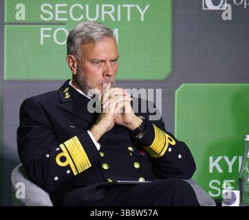 Nicht exklusiv: Vorsitzender des NATO-Militärausschusses (2021-2025), Admiral Rob Bauer nimmt am 17. Jährlichen Kiewer Sicherheitsforum in Kiew, Ukraine, am Mai Teil Stockfoto