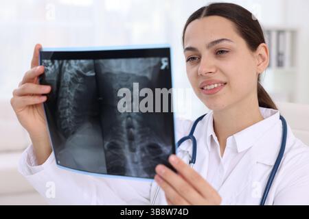 Arzt untersucht Hals-MRT im Krankenhaus Stockfoto