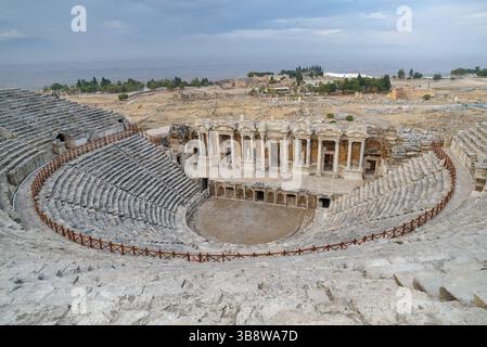 Antike römische Amphitheater-Ruinen aus dem 2. Jahrhundert in der Stadt Hierapolis, Provinz Denizli, Türkei Stockfoto