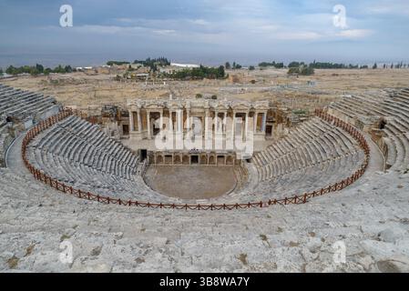 Antike römische Amphitheater-Ruinen aus dem 2. Jahrhundert in der Stadt Hierapolis, Provinz Denizli, Türkei Stockfoto