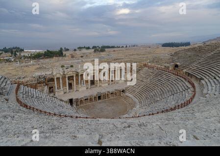 Antike römische Amphitheater-Ruinen aus dem 2. Jahrhundert in der Stadt Hierapolis, Provinz Denizli, Türkei Stockfoto