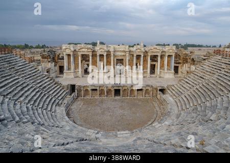 Antike römische Amphitheater-Ruinen aus dem 2. Jahrhundert in der Stadt Hierapolis, Provinz Denizli, Türkei Stockfoto