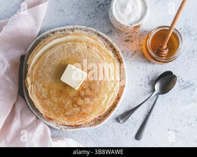 Stapel von traditionellen russischen Pfannkuchen Blini auf grauem Hintergrund mit Kopierraum. Hausgemachte russische dünne Pfannkuchen Blini. Russische Küche, russische Küche. T Stockfoto