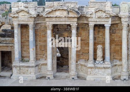 Die antiken römischen Amphitheater-Ruinen aus dem 2. Jahrhundert in der Stadt Hierapolis, Provinz Denizli, Ägäis, Türkei Stockfoto