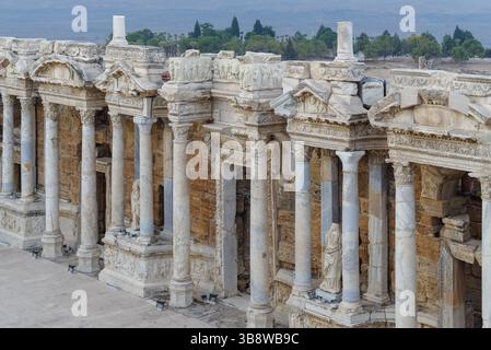 Die antiken römischen Amphitheater-Ruinen aus dem 2. Jahrhundert in der Stadt Hierapolis, Provinz Denizli, Ägäis, Türkei Stockfoto