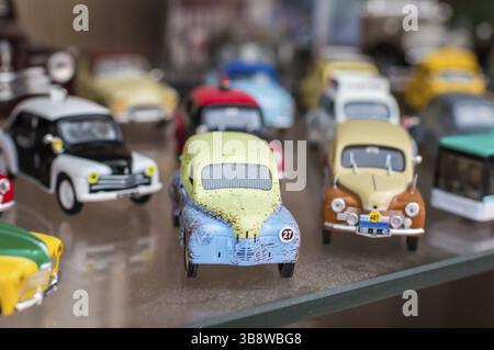 Bunte retro sport Spielzeugautos auf einem Standfuß aus Glas Stockfoto