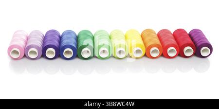 Mehrfarbige Nähgarne isoliert auf weiss Stockfoto