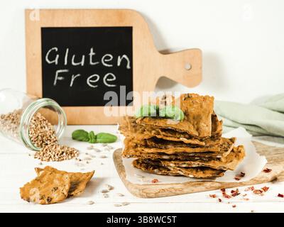 Glutenfreie Knäckebrot aus Buskweizenmehl. Grünes Buchweizenmehl, geräucherter Paprika und Sonnenblumenkerne sind Zutaten für diese hausgemachten, gebackenen Kris Stockfoto