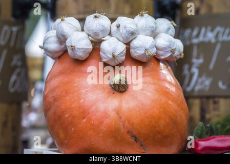 Kürbis ist auf dem Markt mit Knoblauch dekoriert Stockfoto