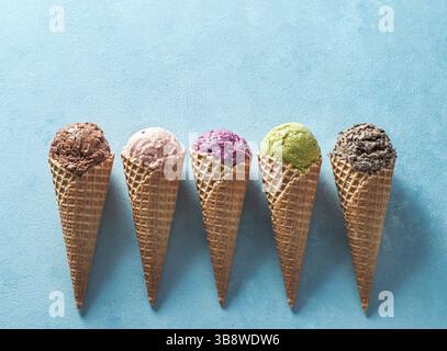 Verschiedene Eis Schaufeln in Kegel mit kopieren. Bunte Eis in der Waffel mit Schokolade, Erdbeere, Heidelbeere, Pistazien oder Matcha, Kekse chocola Stockfoto