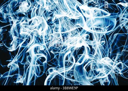 Blauer Rauchhintergrund. Gasstrom isoliert auf Schwarz. Effekt der Gasströmung. Künstlerische Farbe Duft Nebel Hintergrund. Magische Nebellocken. Rauchige Chaos-Textur. Stockfoto