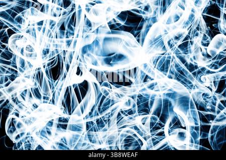 Abstrakte Rauchtextur mit blauen und weißen wirbelnden Linien auf dunklem Hintergrund. Künstlerisches Dampfmuster mit Nebeleffekt. Kreatives Designelement. Stockfoto