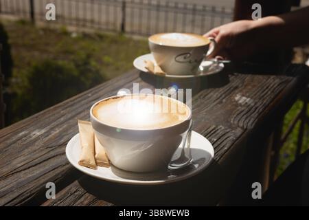 Zwei Tassen Cappuccino auf der Sommerterrasse Stockfoto