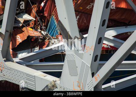 12. Mai 2024, Dundalk, MD, Vereinigte Staaten von Amerika: Eine Explosionsladung wird auf ein Stück der verbliebenen Stahlbalken von der eingestürzten Francis Scott Key Bridge gesetzt, um die Entfernung zu beschleunigen, am 12. Mai 2024 in der Nähe von Dundalk, Maryland. Die Brücke wurde am 26. März von dem 984-Fuß-Containerschiff MV Dali getroffen und stürzte zusammen, wobei sechs Arbeiter ums Leben kamen. (Bild: © Christopher Rosario/U.S. Army/Planet Pix via ZUMA Press Wire) Stockfoto