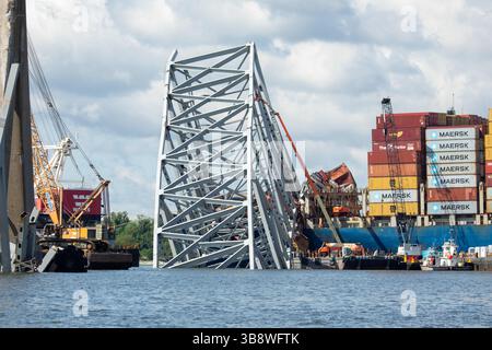 12. Mai 2024, Dundalk, MD, Vereinigte Staaten von Amerika: Bergungskähne entfernen weiterhin Stahlträger und Trümmer vom Bug des Frachtschiffes M/V Dali von der eingestürzten Francis Scott Key Bridge, 12. Mai 2024, nahe Dundalk, Maryland. Die Brücke wurde am 26. März von dem 984-Fuß-Containerschiff MV Dali getroffen und stürzte zusammen, wobei sechs Arbeiter ums Leben kamen. (Bild: © Christopher Rosario/U.S. Army/Planet Pix via ZUMA Press Wire) Stockfoto