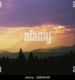 Wunderschöner Blick auf die Berghänge im Morgennebel über den karpatischen Bergen Stockfoto