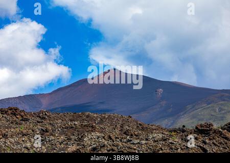 Atemberaubende Aussicht vom Gipfel des Ätna, Catania, Sizilien, Italien, mit den bunten Lavahängen Stockfoto