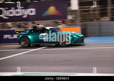 9. März 2024, Jeddah, Provinz Makkah, Königreich Saudi-Arabien: Der Sicherheitswagen Aston Martin während des Grand Prix von Saudi-Arabien der Formel 1 2024 am Roten Meer. Max Verstappen gewann das Rennen. (Bild: © Taidgh Barron/ZUMA Press Wire) Stockfoto
