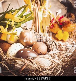 Braune und gelbe Eiern in Korb, Osterschmuck Stockfoto