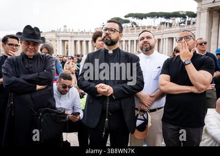 Vatikan, Vatikan. Mai 2025. Gläubige beten auf dem Petersplatz in Erwartung des Ergebnisses des Konklaves, um den neuen Papst in der Vatikanstadt zu wählen. Quelle: SOPA Images Limited/Alamy Live News Stockfoto