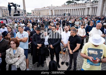 Vatikan, Vatikan. Mai 2025. Gläubige beten auf dem Petersplatz in Erwartung des Ergebnisses des Konklaves, um den neuen Papst in der Vatikanstadt zu wählen. Quelle: SOPA Images Limited/Alamy Live News Stockfoto