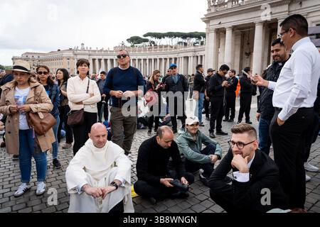 Vatikan, Vatikan. Mai 2025. Gläubige beten auf dem Petersplatz in Erwartung des Ergebnisses des Konklaves, um den neuen Papst in der Vatikanstadt zu wählen. Quelle: SOPA Images Limited/Alamy Live News Stockfoto