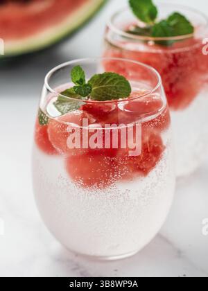 Wassermeloneneis mit Schaumwasser oder Limonade in Glastumbler. Sommer-Party-Idee und Rezept, Farbe und Geschmack für Limonade oder andere Getränke. Vertikal Stockfoto