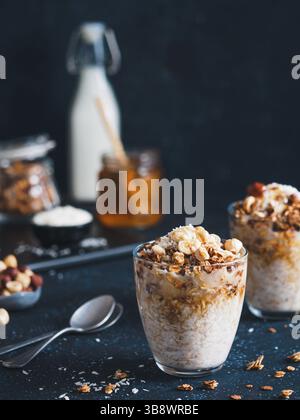 Lebkuchen Kokos über Nacht Haferflocken serviert mit Müsli, Pekan, Honig.Rezept und Idee gesundes veganes Frühstück - pflanzliche Milch über Nacht Hafer mit Stockfoto