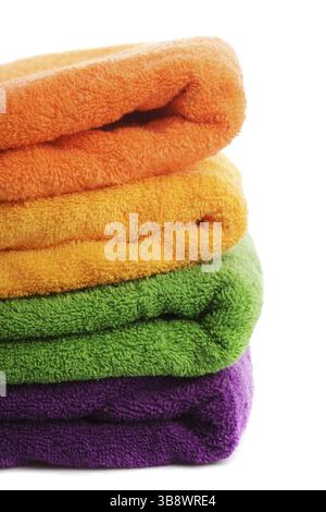 Stapel von farbenfrohe Handtücher isoliert auf weiss Stockfoto