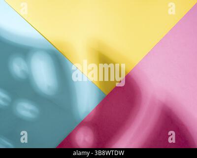 Monstera blatt Schatten auf bunten blau pink gelb hinterlegt. Tropische Pflanze monstera Schatten. Kreatives Layout für Design, Tapeten. Kopieren Sie Raum für Te Stockfoto