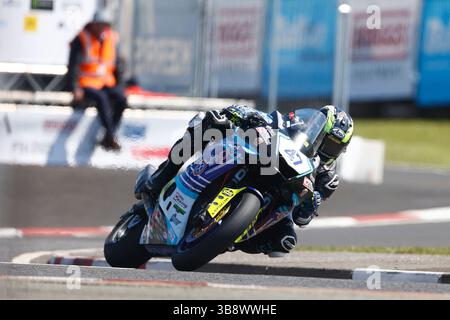 8. Mai 2025; Briggs EquipmentNorth West 200 Motorcycle Race, Portrush, Antrim, Nordirland; North West 200 Übungs- und Abendrennen; Richard Cooper (Russell Racing Yamaha) war der schnellste im Supersport-Qualifying Stockfoto