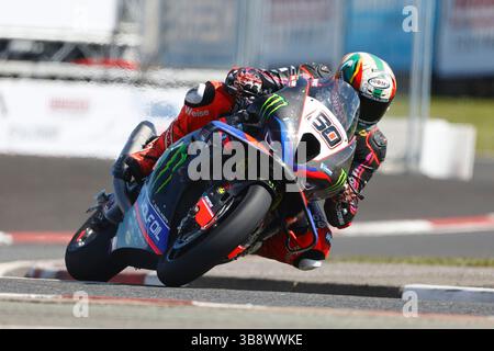 8. Mai 2025; Briggs EquipmentNorth West 200 Motorcycle Race, Portrush, Antrim, Nordirland; North West 200 Training und Abendrennen; Peter Hickman (8Ten Racing Motorrad BMW) war am schnellsten im Superbike Qualifying Stockfoto