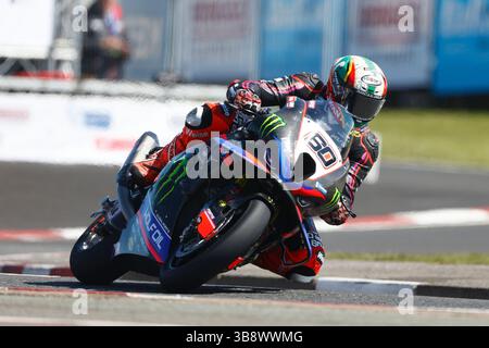 8. Mai 2025; Briggs EquipmentNorth West 200 Motorcycle Race, Portrush, Antrim, Nordirland; North West 200 Training und Abendrennen; Peter Hickman (8Ten Racing Motorrad BMW) war am schnellsten im Superbike Qualifying Stockfoto