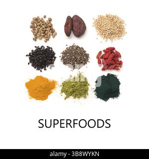 Kleiner Haufen verschiedener Superfoods isoliert auf weißem Hintergrund. Superfood wie Chia, Spirulina, Matcha-Teepulver, rohe Kakaobohnen, Goji, Hanf, Quinoa, bl Stockfoto