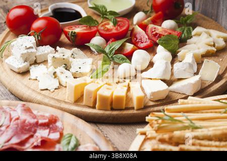 Italienische Vorspeise - verschiedene Arten von Schinken, Käse und grissini Stockfoto